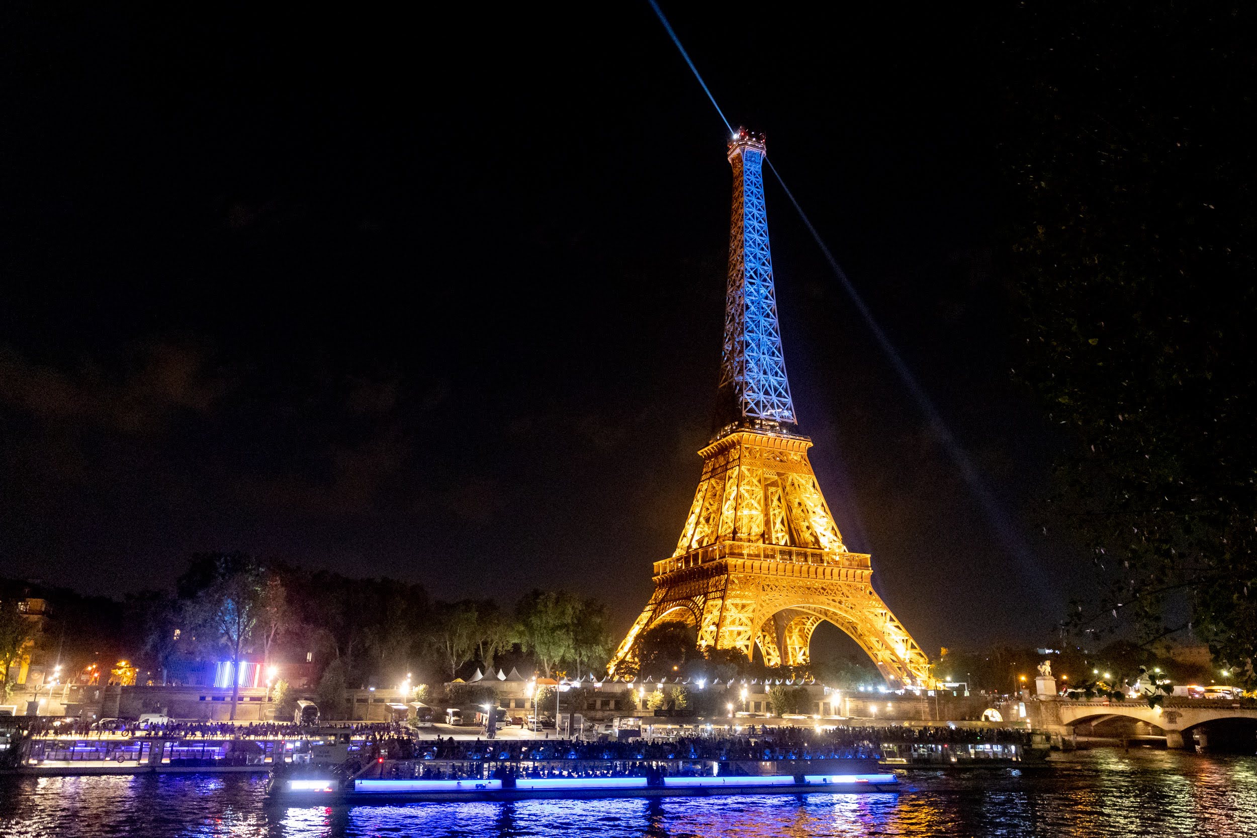 Illumination de la Tour Eiffel aux couleurs de l'Ukraine