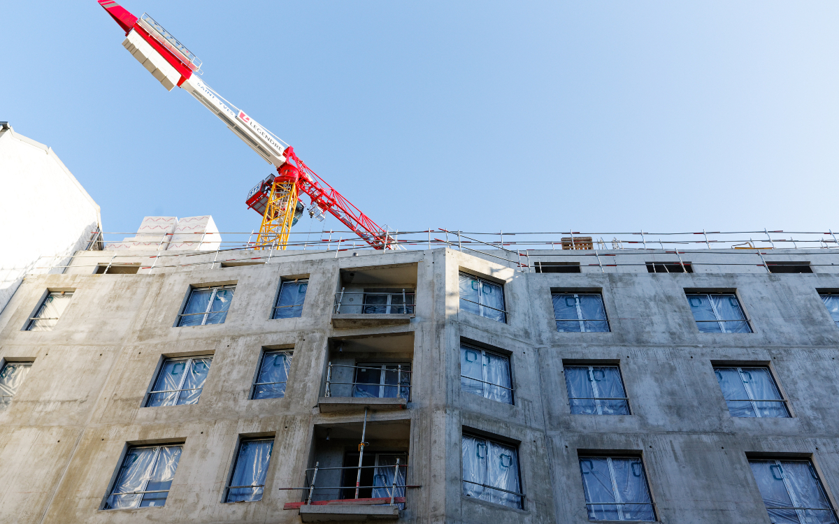 Façade d'immeuble en travaux