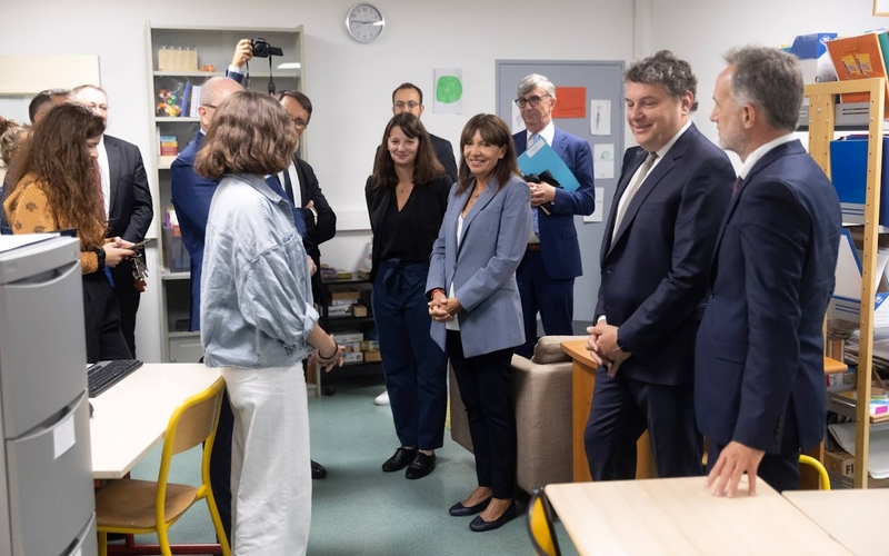 La maire de Paris, Anne Hidalgo, dans une salle de classe avec des enseignants