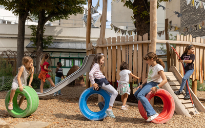 Des enfants jouent avec des pneus colorés