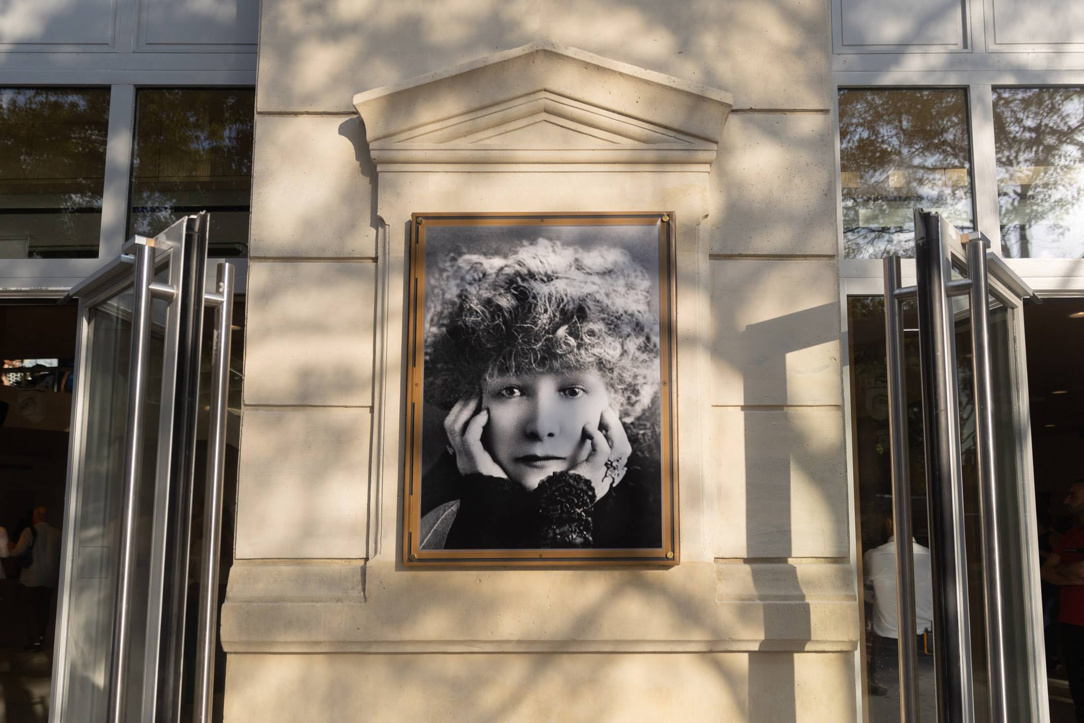 Portrait de Sarah Bernhardt sur la façade du Théâtre de la Ville 