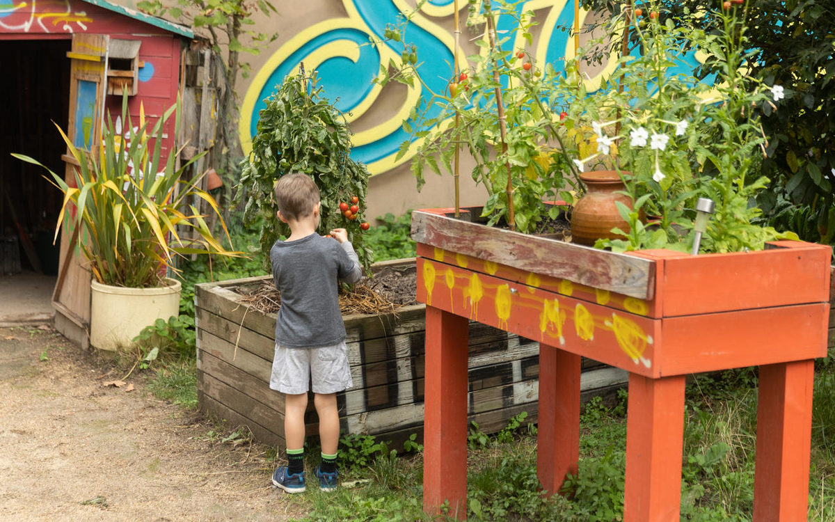 Enfant qui jardine dans le jardin Stalingrad