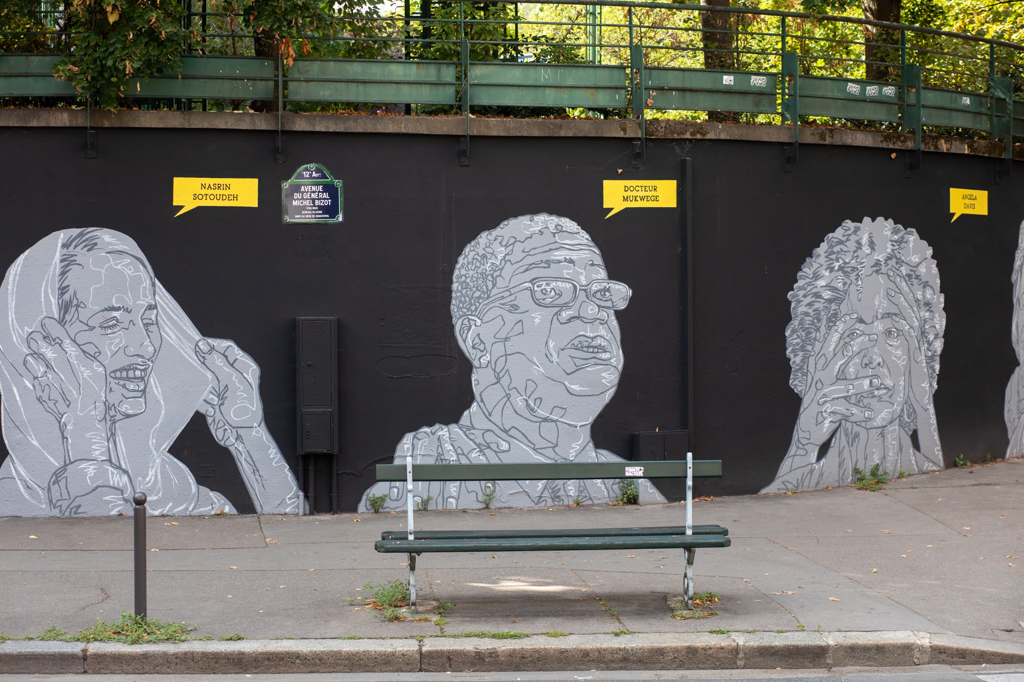 Nasrin Sotoudeh et Docteur Mukwege représentés sur le Mur des droits humains, une oeuvre du street artiste Mahn Kloix - Rue du Sahel (12e) 