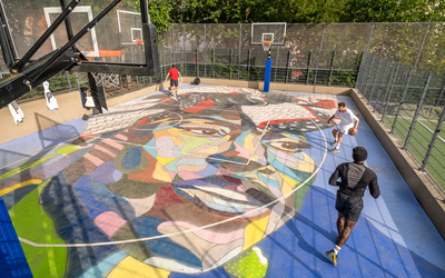 Des joueurs de basket jouent sur un court du square Léon (18e)  