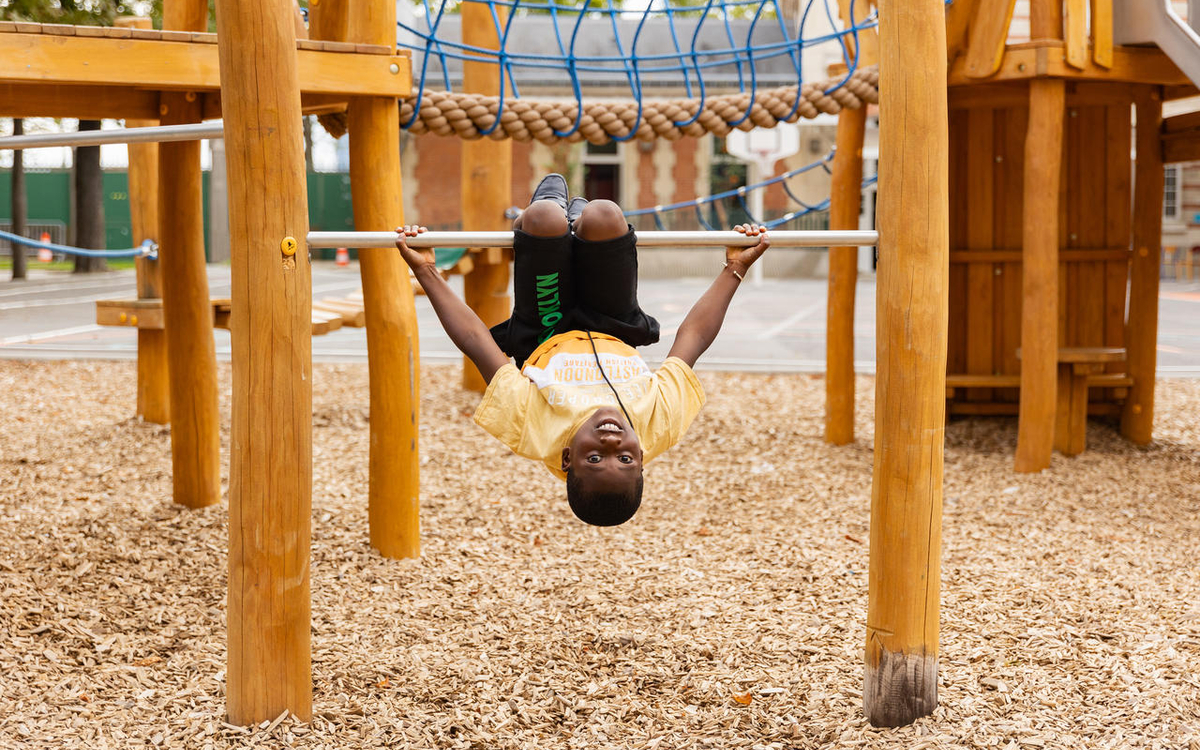 Ecole élementaire Charenton, enfant suspendu à une structure 