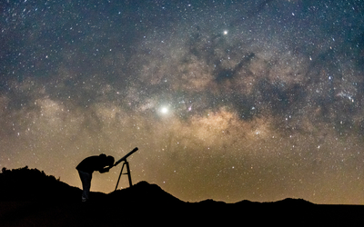 Personne regardant les étoiles avec un télescope. 