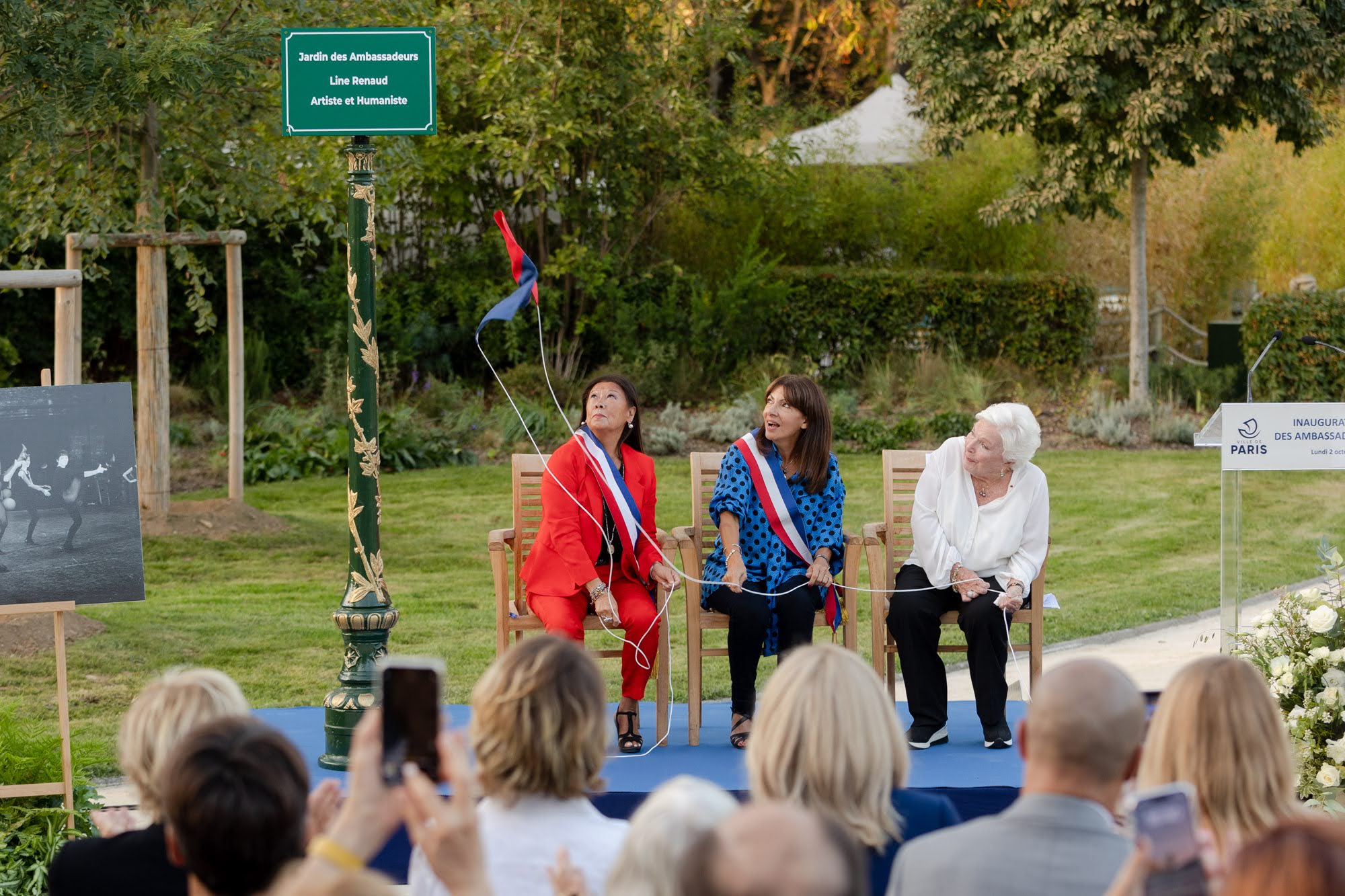 Dévoilement de la plaque en hommage à Line Renaud - Jardin des Ambassadeurs-Line Renaud (8e) - Line Renaud, Anne Hidalgo et Jeanne d'Hauteserre