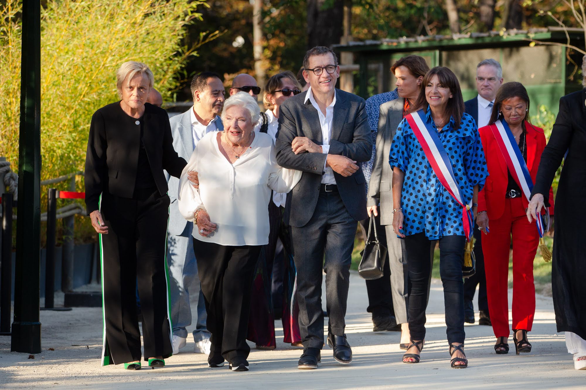 Inauguration du Jardin des Ambassadeurs-Line Renaud (8e) - Line Renaud au bras de Dany Boon et Muriel Robin
