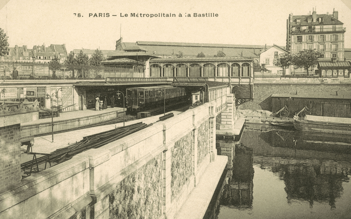 Le Métropolitain à la Bastille. Paris (IVème arr.). Carte postale, vers 1900.