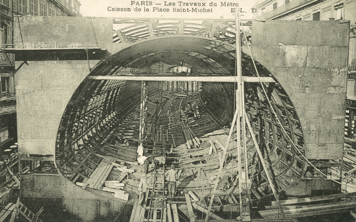 Les travaux du Métropolitain, caisson de la place Saint-Michel. Paris (VIème arr.). Carte postale, vers 1900.