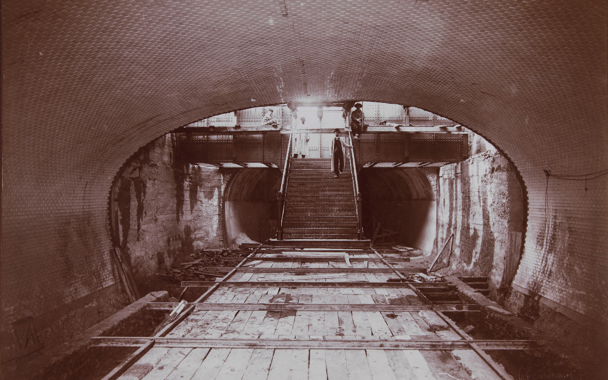 Construction du métropolitain parisien vers 1900.