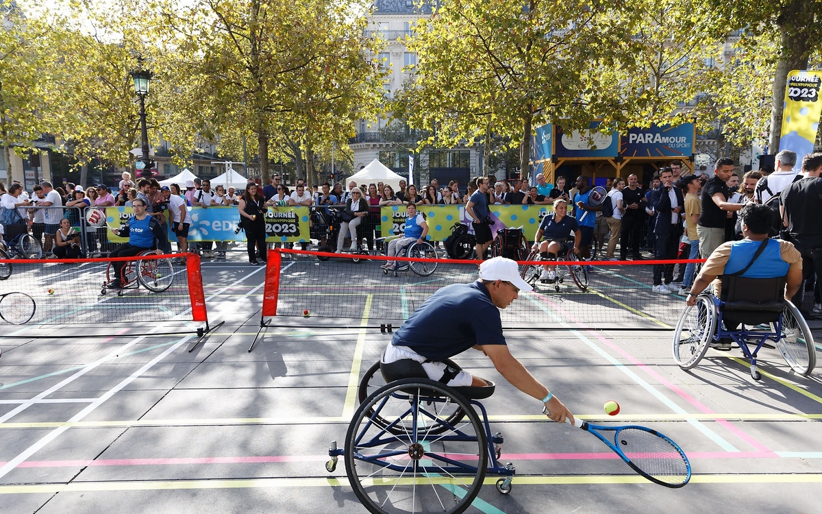 Des joueurs de para-tennis à République.