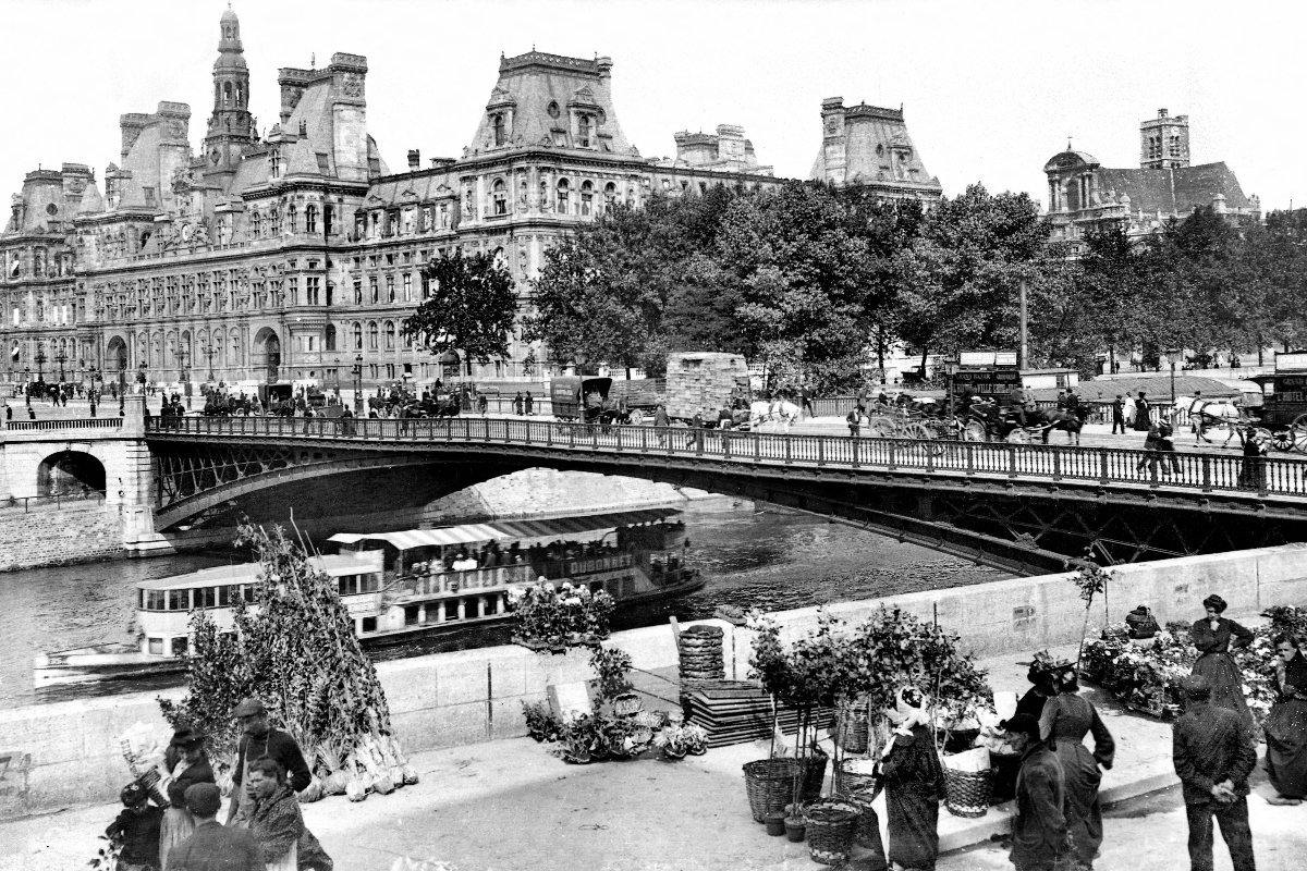 Paris (IVème arr.). Le pont d'Arcole et l'Hôtel de Ville, vers 1900.