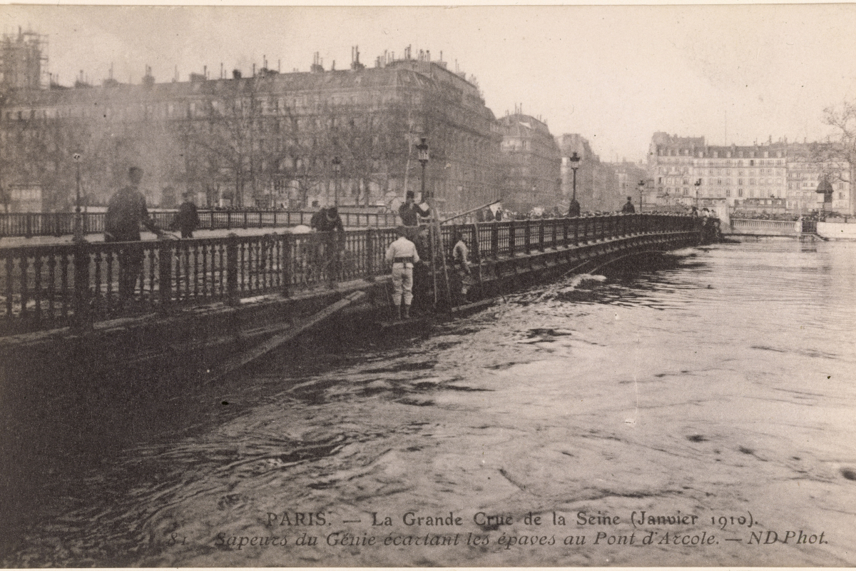 La grande crue de la Seine : sapeurs du Génie écartant les épaves au pont d'Arcole, janvier 1910. 