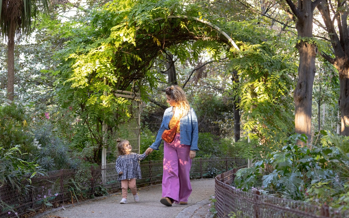 Une mère et sa fille se promenant au square Léon Serpollet, 18e.