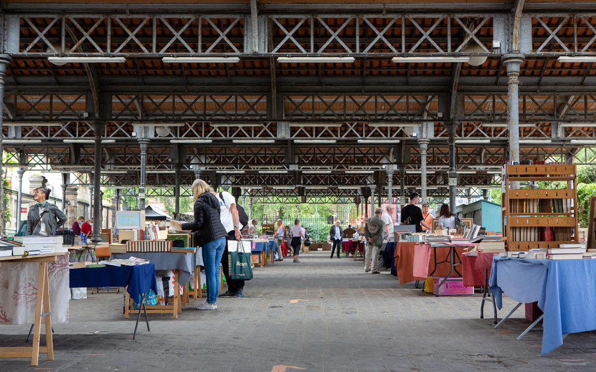 Parisiens flânant au  marché du livre ancien et d'occasion