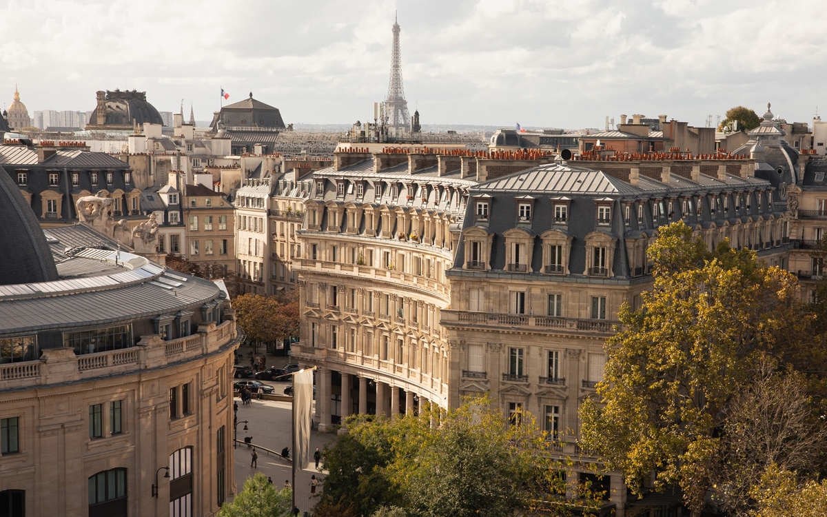 Vue sur la Tour Eiffel et des immeubles haussmanniens, depuis l'église Saint-Eustache.