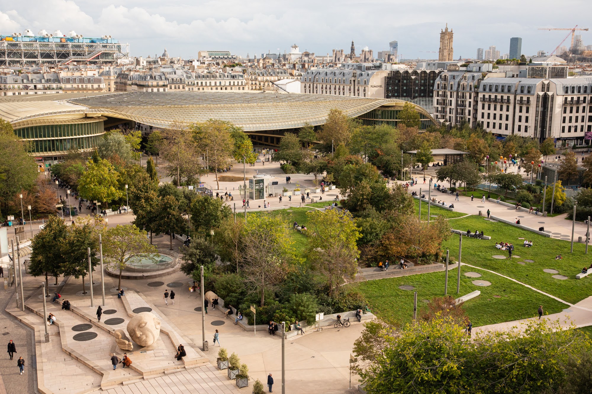 Vue sur le jardin Nelson Mandela, dans le quartier des Halles, depuis l'église Saint-Eustache. 