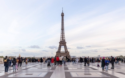 Des touristes viennent admirer la Tour Eiffel depuis l'esplanade du Trocadéro.