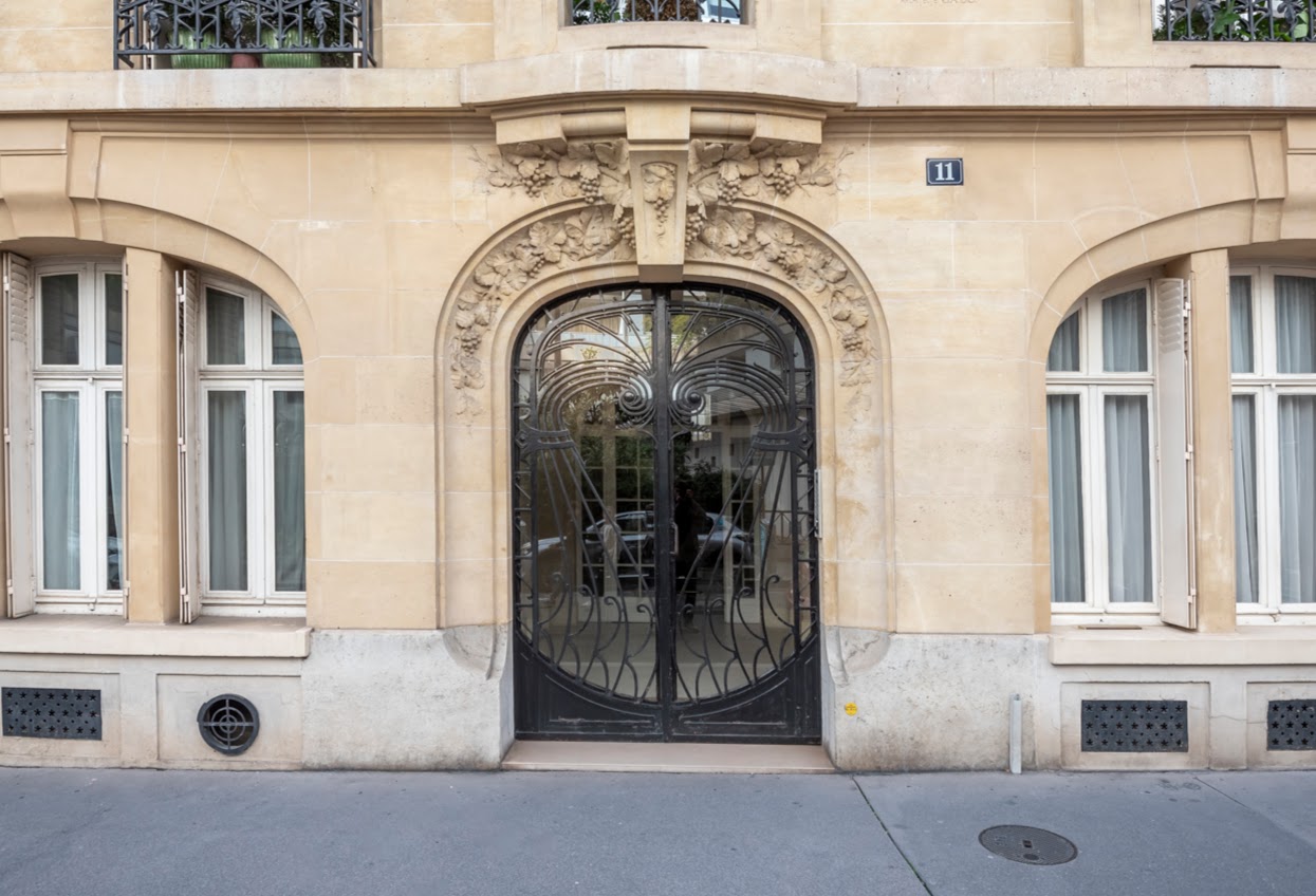 Porte parisienne, 11 rue Chernoviz (16e).