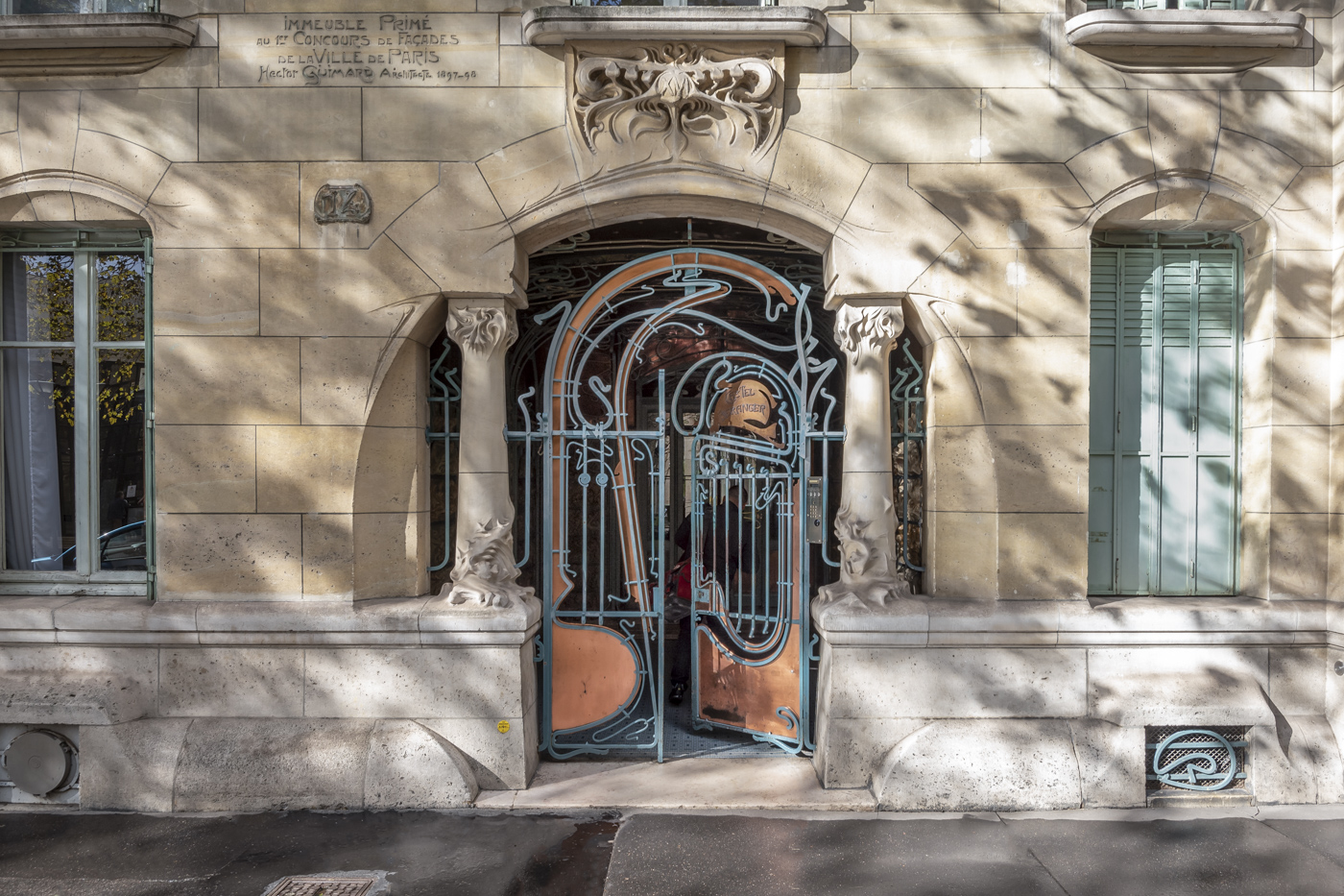 Porte parisienne, 14 rue Jean de la Fontaine (16e).