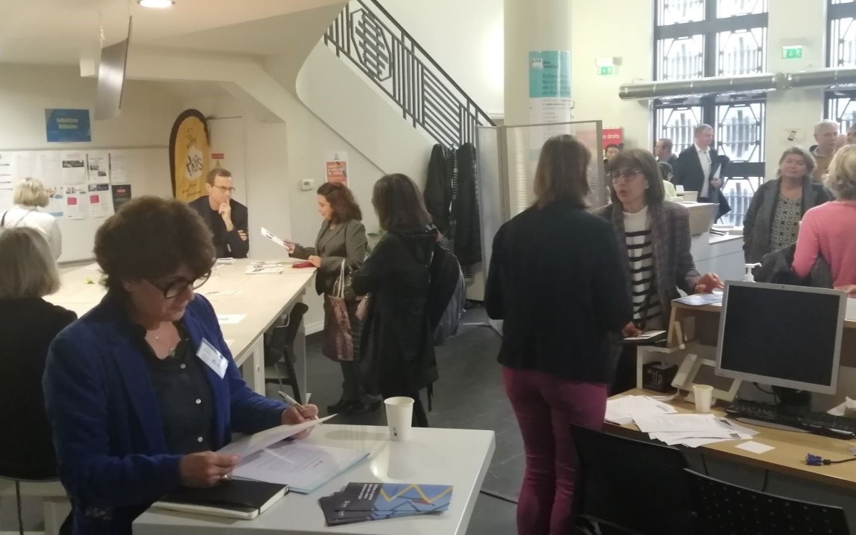 Des visiteurs dans le hall du PPE 10