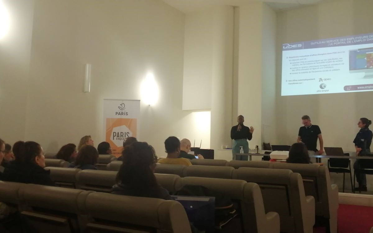 Des visiteurs dans la salle de conférence