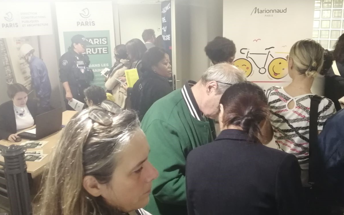 Des visiteurs devant le stand de la Ville de Paris au PPE 10