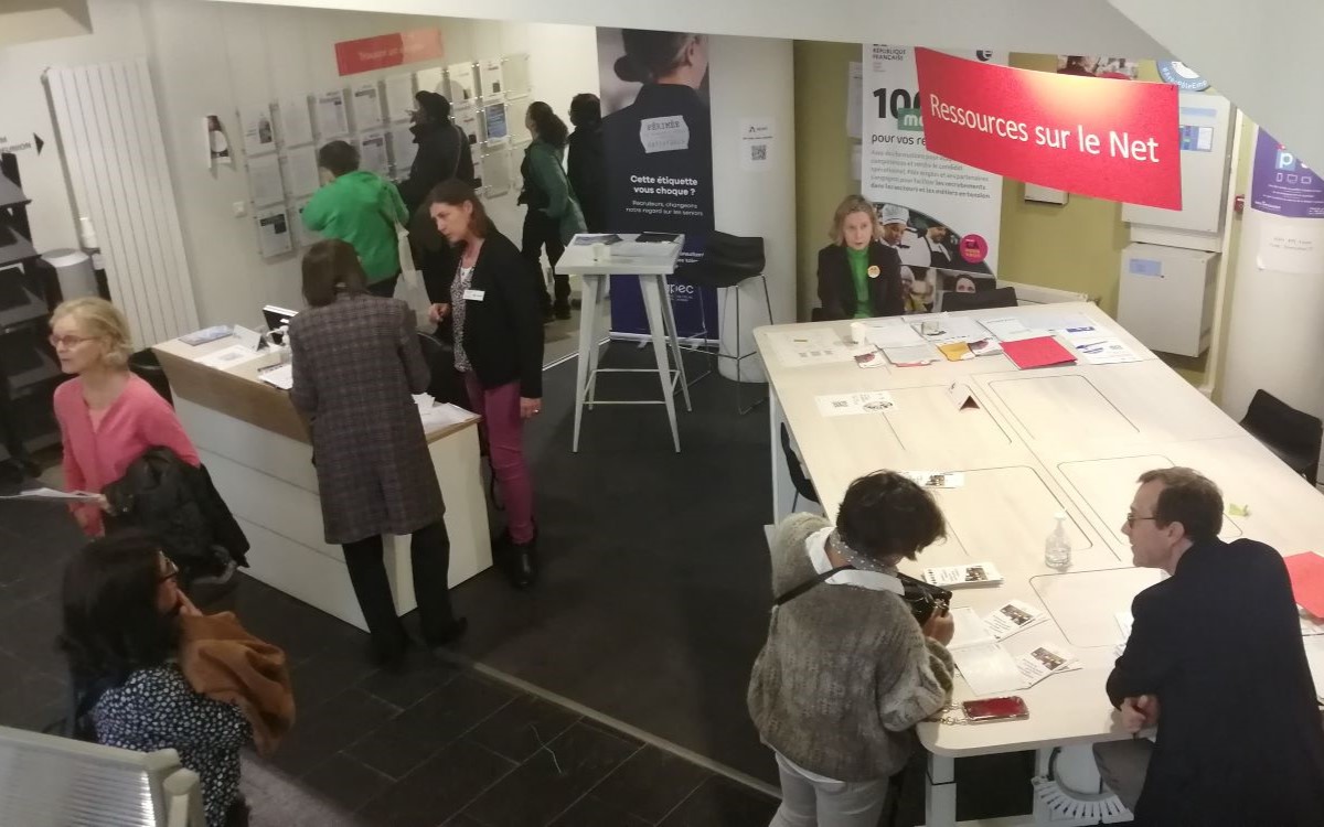 Des visiteurs dans le hall du PPE 10