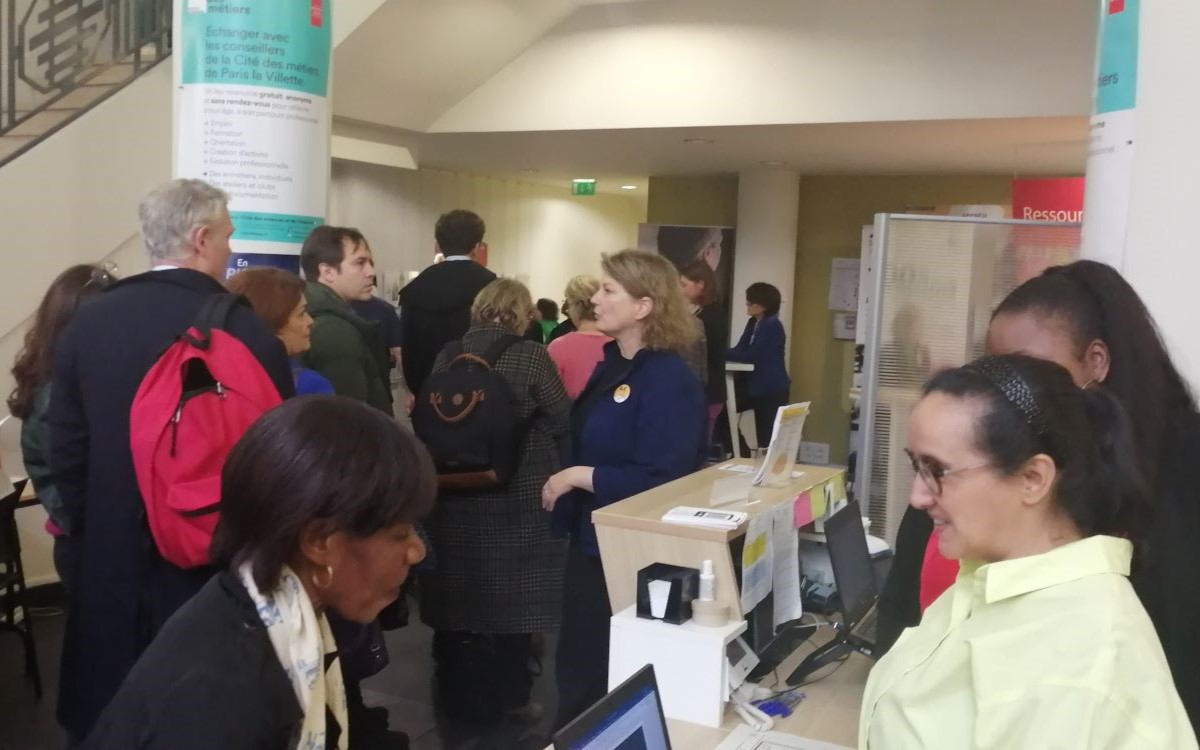 Des visiteurs devant les stands dans le hall du PPE 10