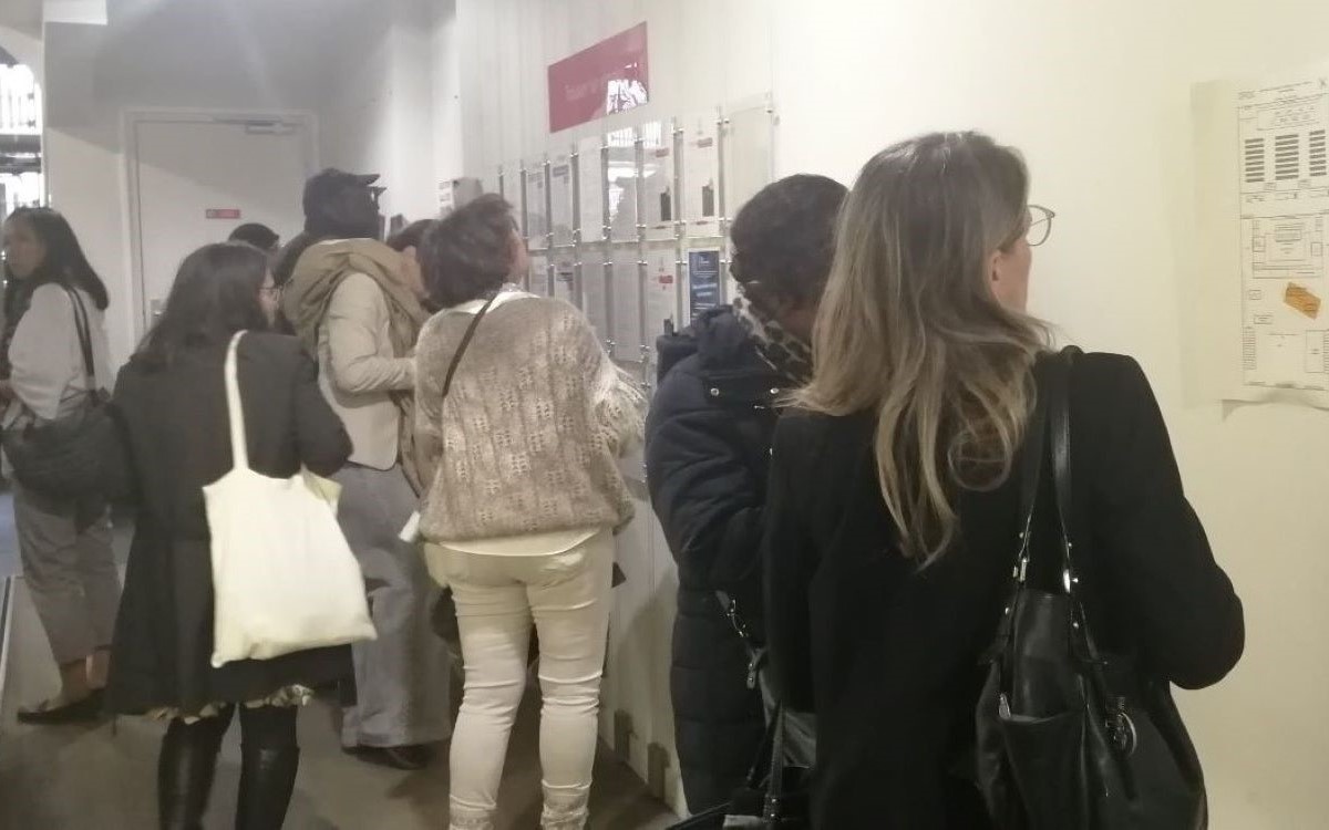 Des visiteurs consultent des offres d'emplois.