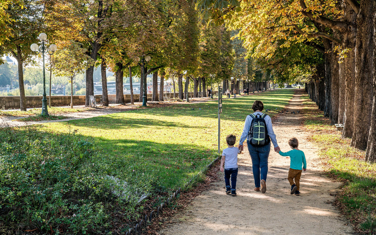Promeneurs Esplanade habib bourguiba, maman et ses deux enfants