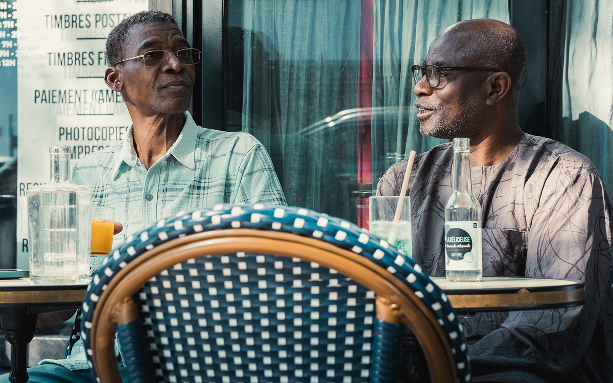 Wagui et Demba, foyer Bisson, à la terrasse du bar Les Musardeurs boulevard de Belleville
