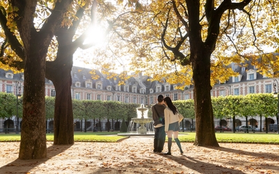 Couple d'amoureux, profitant de la lumière automnale,  place des Vosges (Paris Centre).
