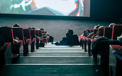 Un papa et son enfant en plein projection de film, lors de ma Mon Premier Festival. 