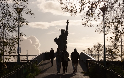 Promeneurs sur l'île aux Cygnes avec la statue de la Liberté en arrière plan (15ème).