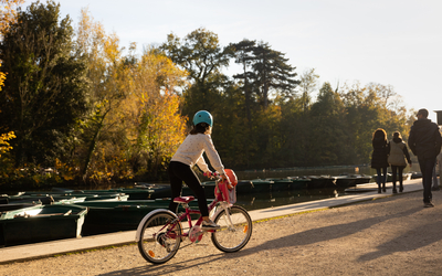 Balade à vélo dans le Bois de Vincennes. 