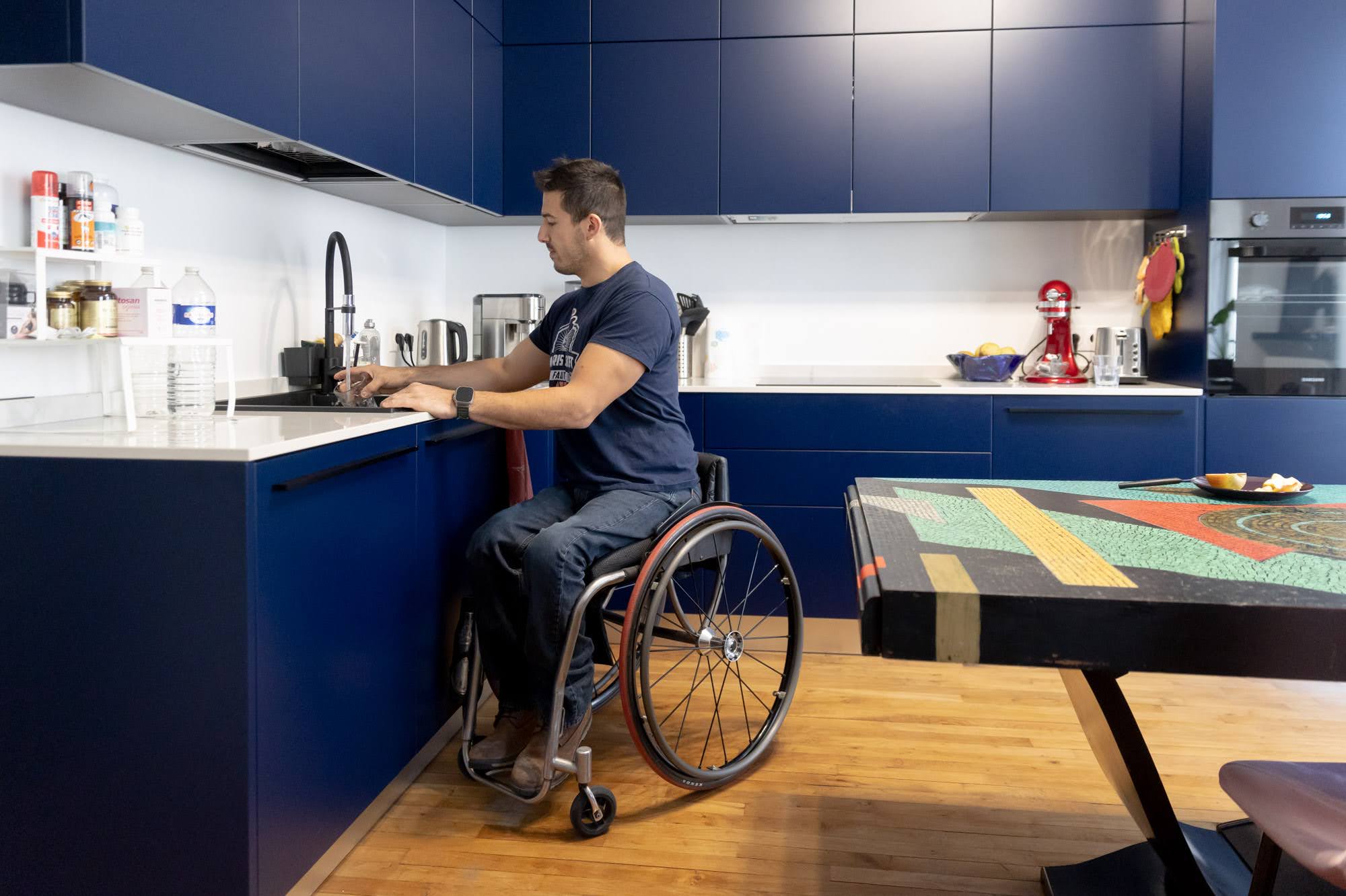 Soufyane Mehiaoui dans le cuisine de son appartement. 