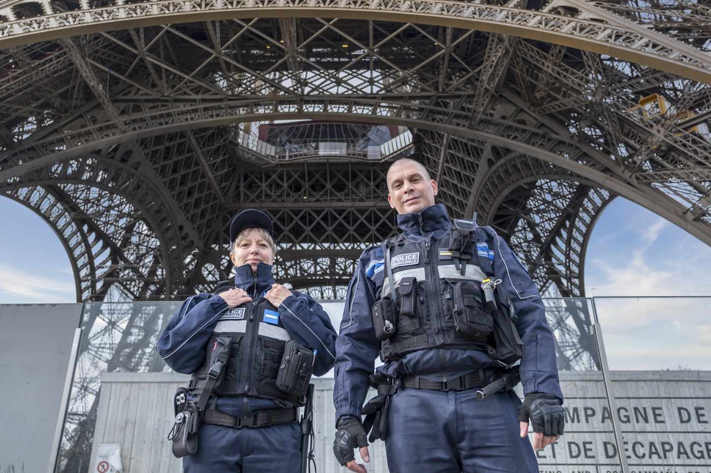 Deux policiers municipaux sous la Tour Eiffel