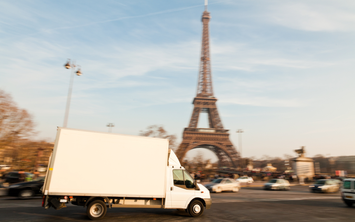 Camion de livraison dans les rues de Paris.