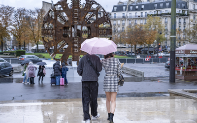 Couple sous leur parapluie. 