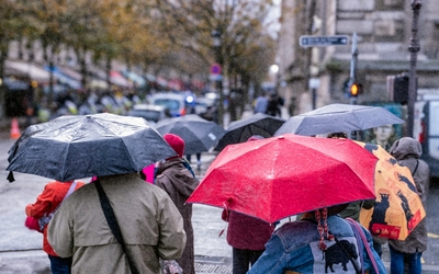 Foule de gens sous leur parapluie dans les rue de Paris. 