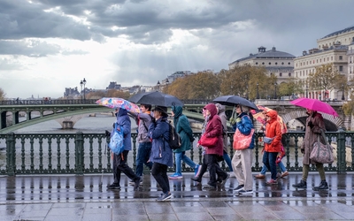 Groupe de promeneurs sous la pluie. 