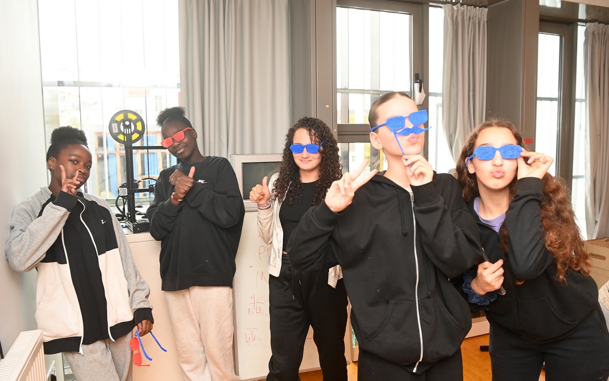 Des collégiennes portent des lunettes dessinées avec des stylos 3D