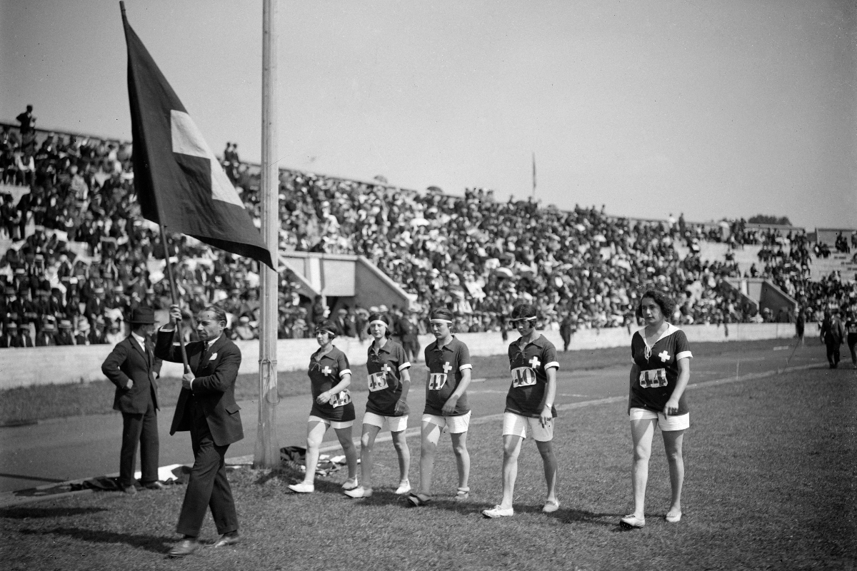 Première olympiade féminine au stade Pershing. La délégation suisse. Paris, 20 août 1922.