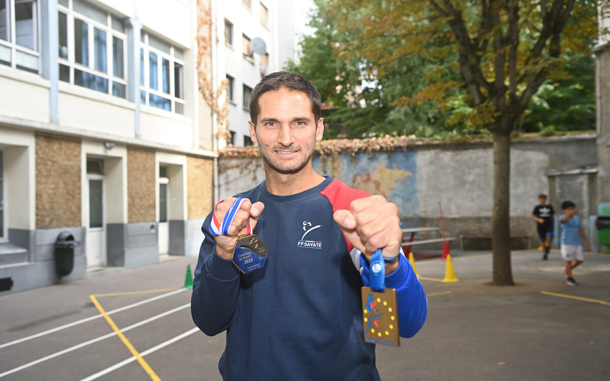 Mathieu Stehlin serre dans ses poings ses médailles de champion de France et d'Europe de de savate boxe française