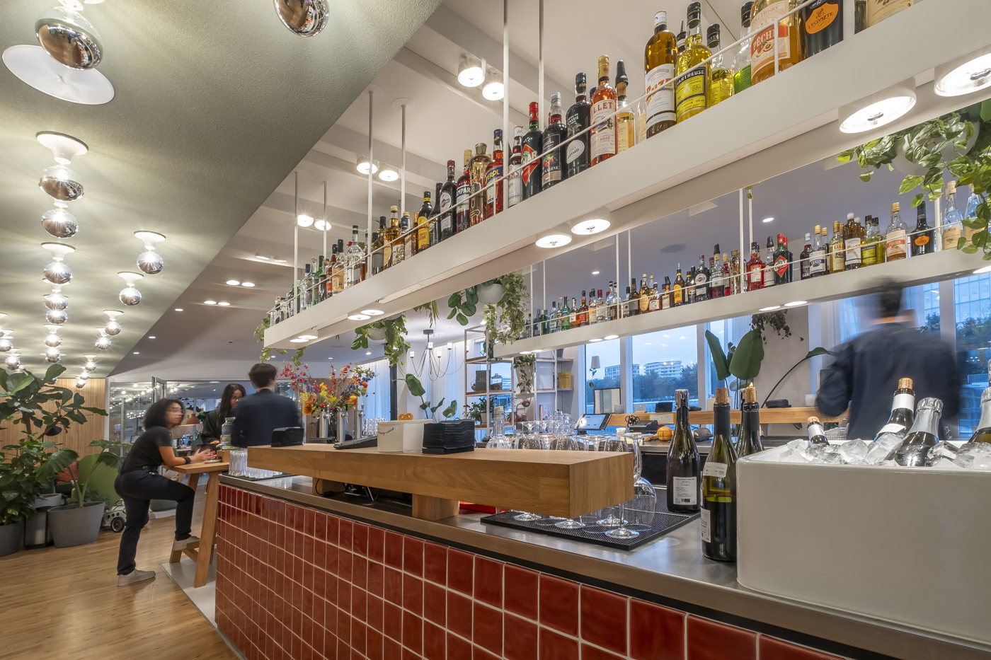 Le bar-restaurant de l'enseigne hôtelière Zoku à Stream Building