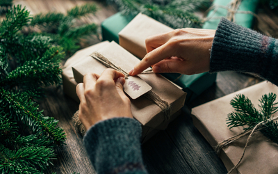 Emballage des cadeaux de Noel.