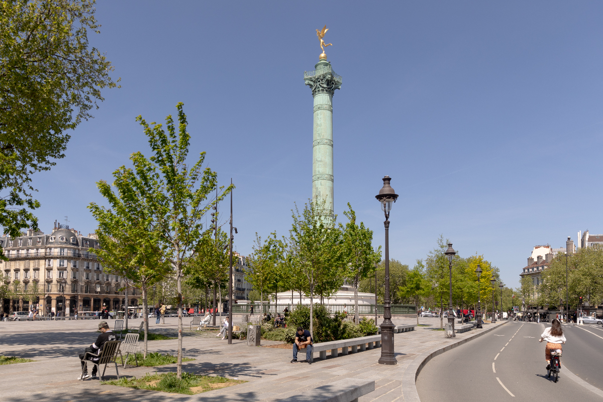 Piste cyclable place de la Bastille. 