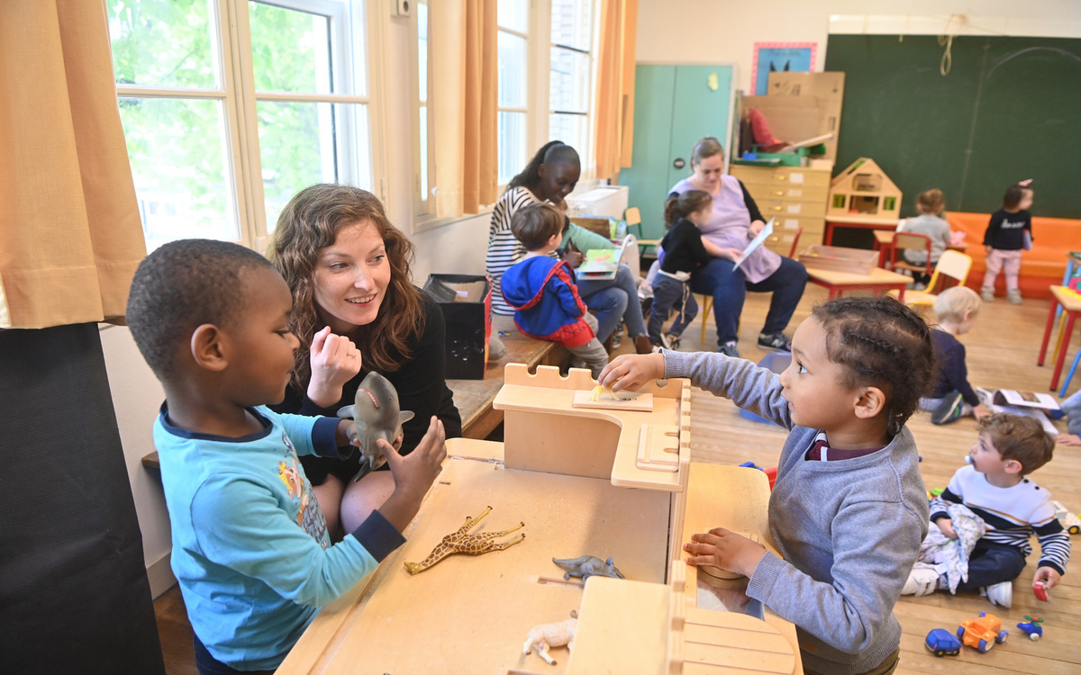 Animatrices et enfants passerelle de la crèche à la maternelle école littré 6e